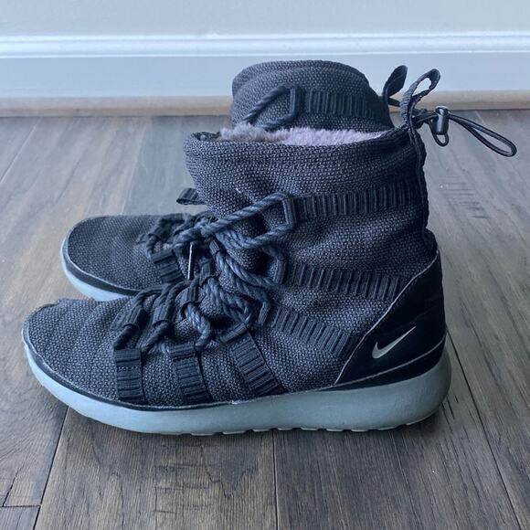 NIKE Roshe Run Hi Sneaker Boot Womens Sz 7.5 Black Knit Ankle Boots  High Top - Picture 1 of 8